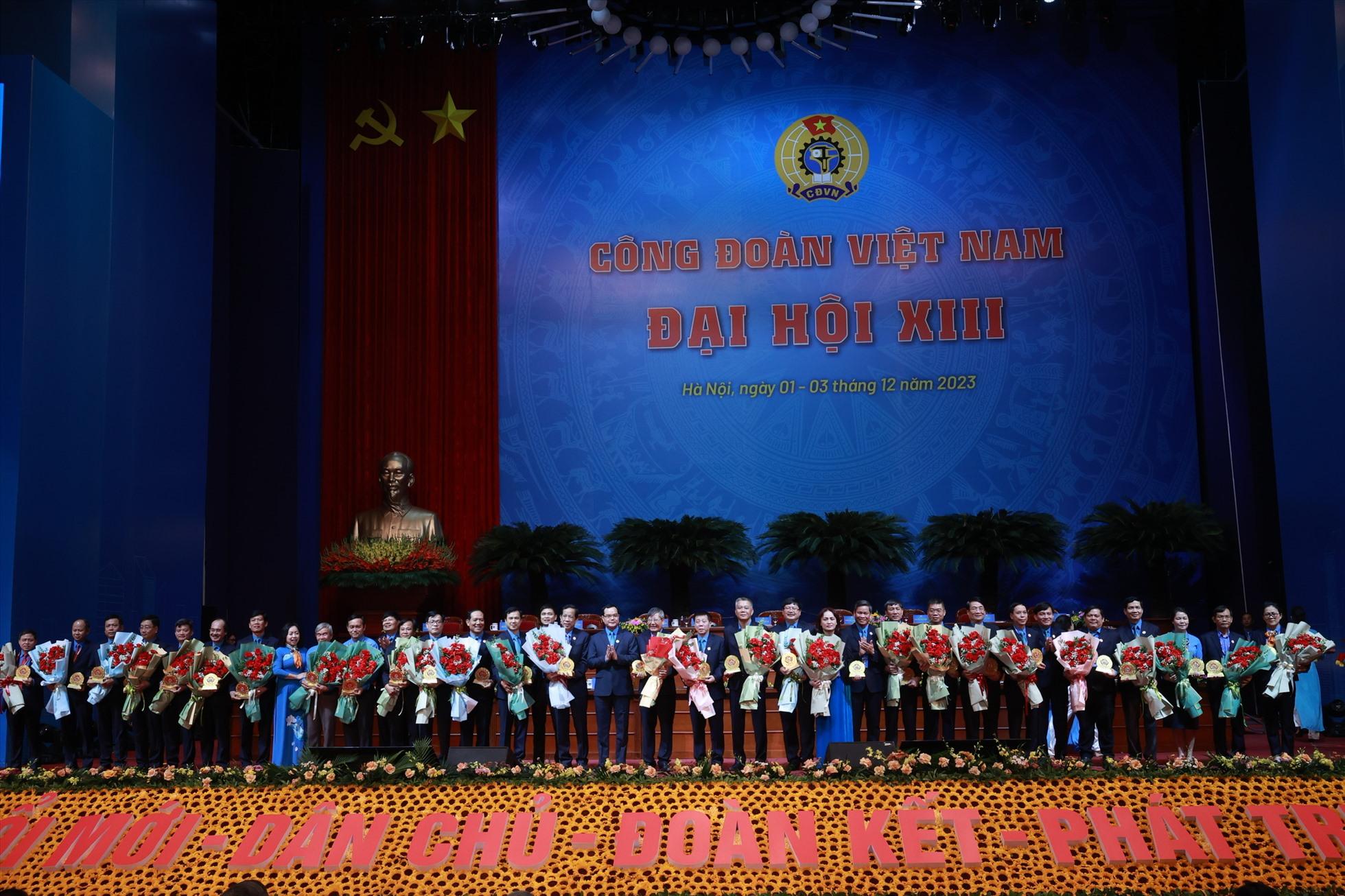 Đại hội chia tay các đồng chí Ủy viên Ban Chấp hành, Ủy viên Ủy ban Kiểm tra Tổng LĐLĐ Việt Nam khóa XII. Ảnh: Đình Hải
